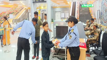 There was enthusiasm among passengers traveling on first day of Agra Metro Tourists also traveled
