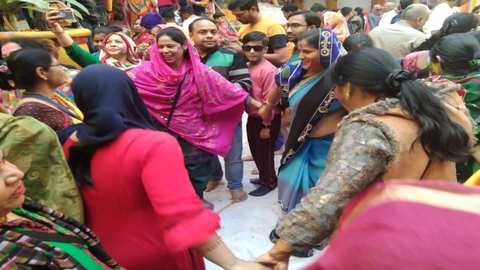 Devotees played Holi with Aaradhya at Shri Dwarkadhish Temple in Vrindavan