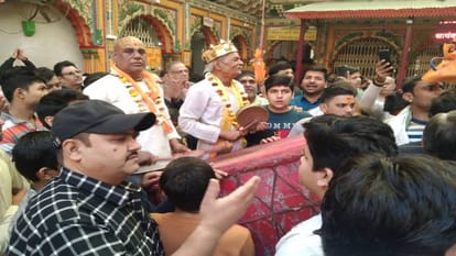 Devotees played Holi with Aaradhya at Shri Dwarkadhish Temple in Vrindavan