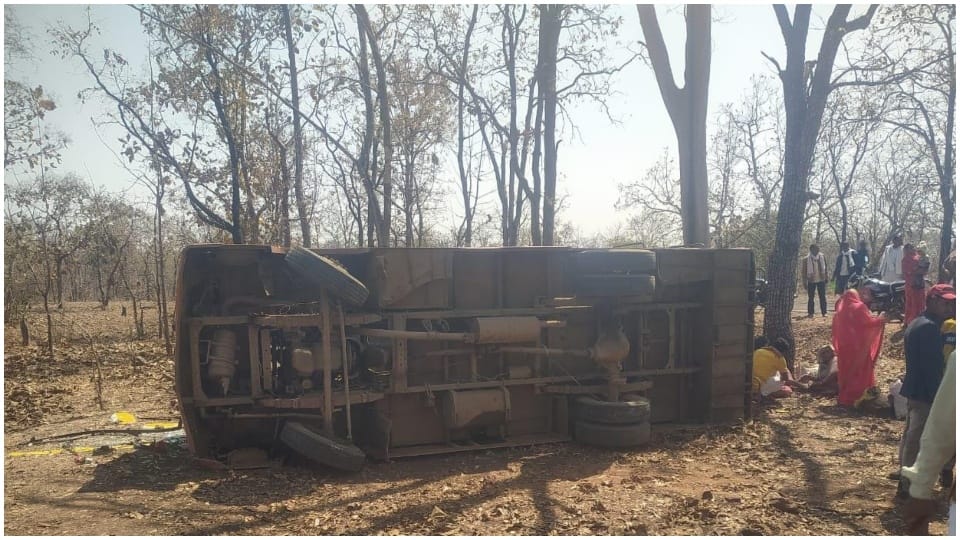 Passenger bus overturns while trying to save bike rider in Damoh five injured