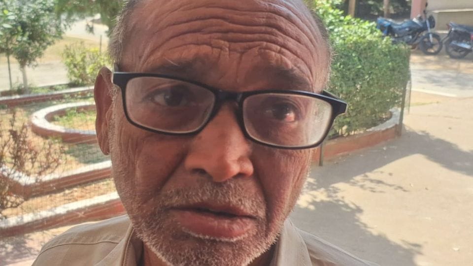 miscreants escaped after snatching 45 thousand rupees from an elderly farmer