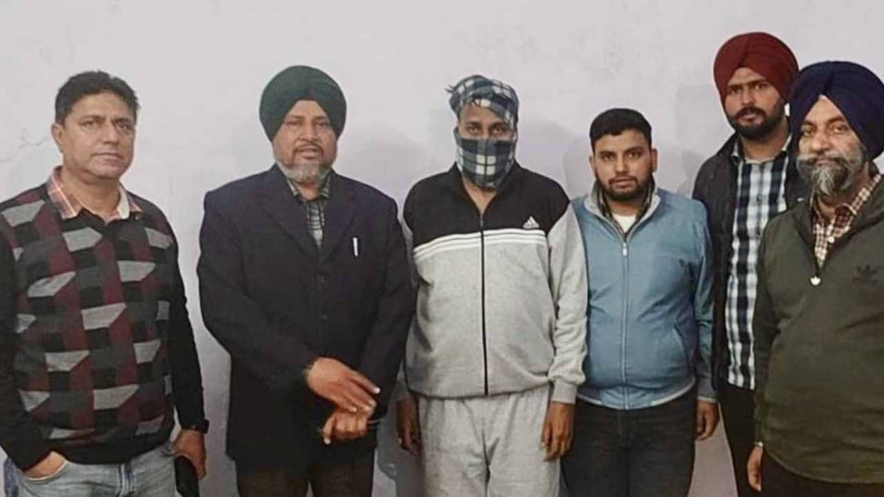 Vigilance department arrested clerk in Pathankot on charges of taking bribe