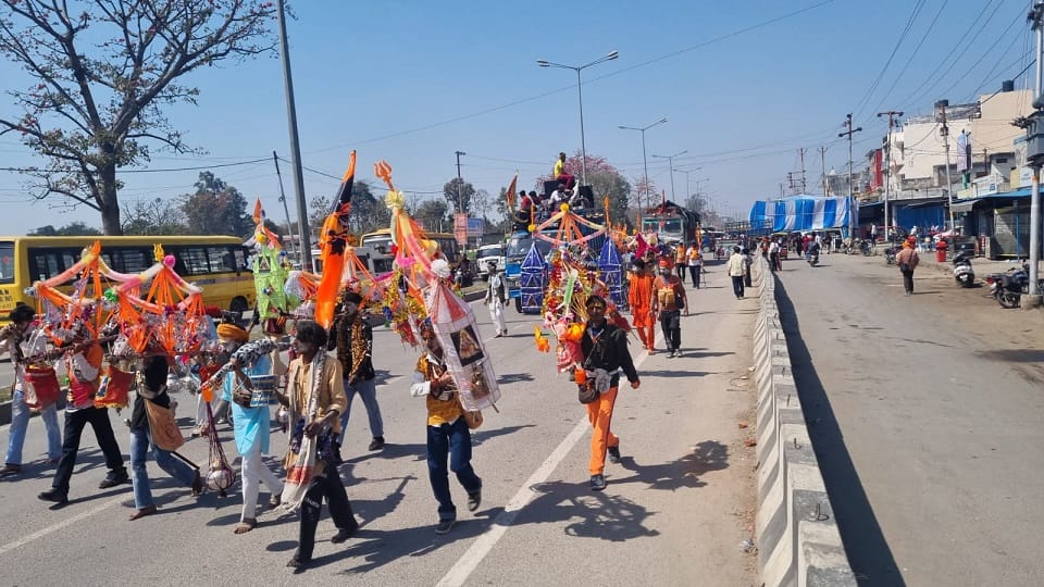 Shiv devotees have reached Rudrapur with Kanwar from Haridwar