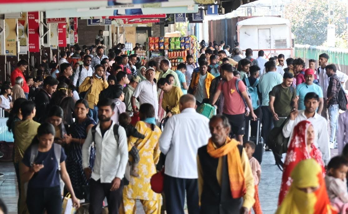 Indore News: No space in trains and buses going to Sehore-Bhopal, people changed routes to avoid traffic jam