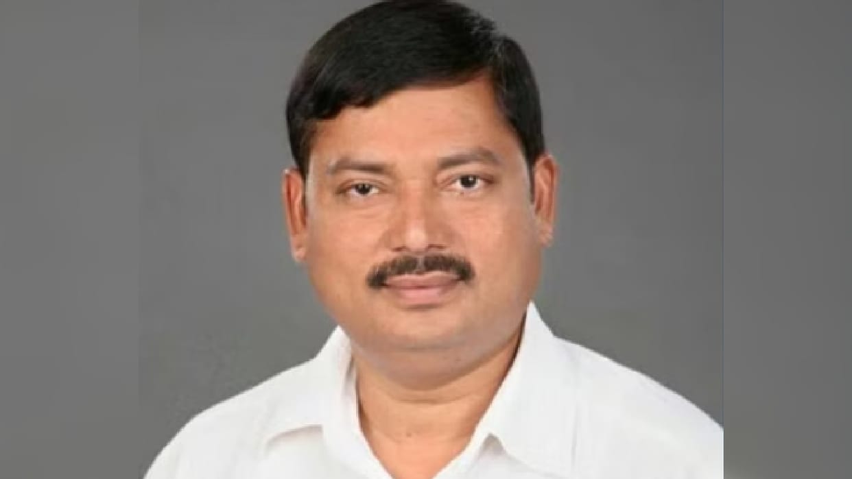 SP leader clashed with SP District President in workers conference in bareilly
