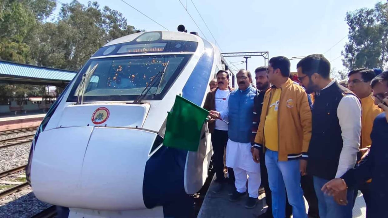 Vande Bharat stopped at Pathankot Cantt station for the first time