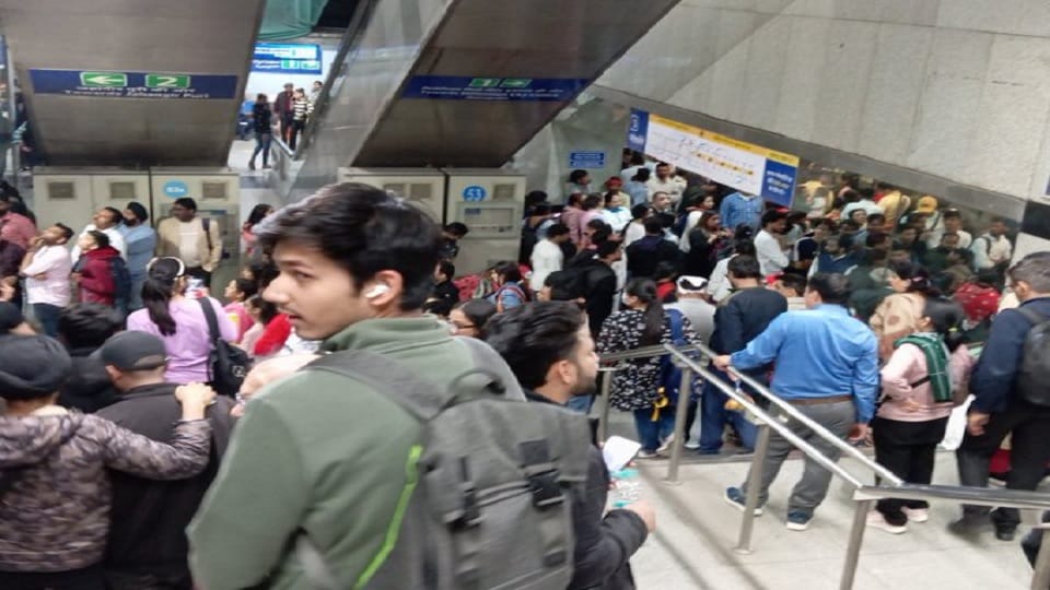 Technical fault in Yellow Line of Metro huge crowd of passengers at stations