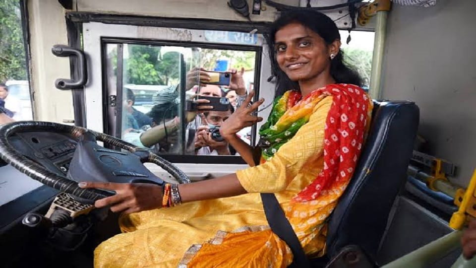 International Women's Day: First held the steering of the bus...Komal will now guard the border