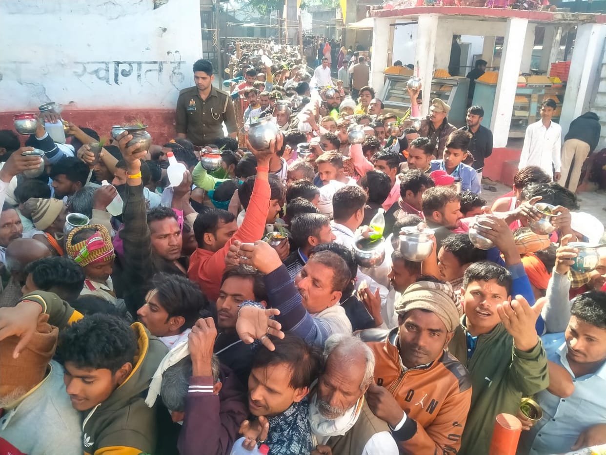 Shiv bhakts offer prayer in mahadeva temple in Barabanki.