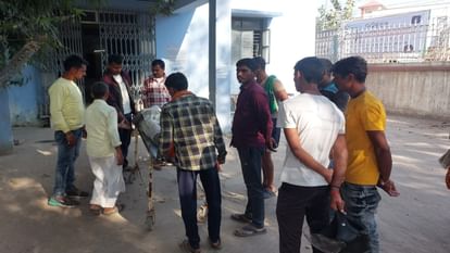 Nalanda News: विद्युत प्रभावित तार के संपर्क में आने से अधेड़ व्यक्ति की मौत, विभाग पर लगा लापरवाही का आरोप Nalanda News Middle-aged man dies after coming in contact with electric wire