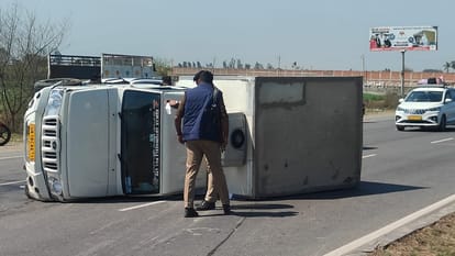 Amroha: Pickup hits bike riders in Didoli, both jump in the air, man and woman die after falling on road