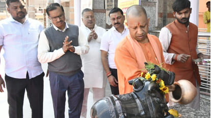 CM Yogi performed Rudrabhishek in Gorakhnath temple