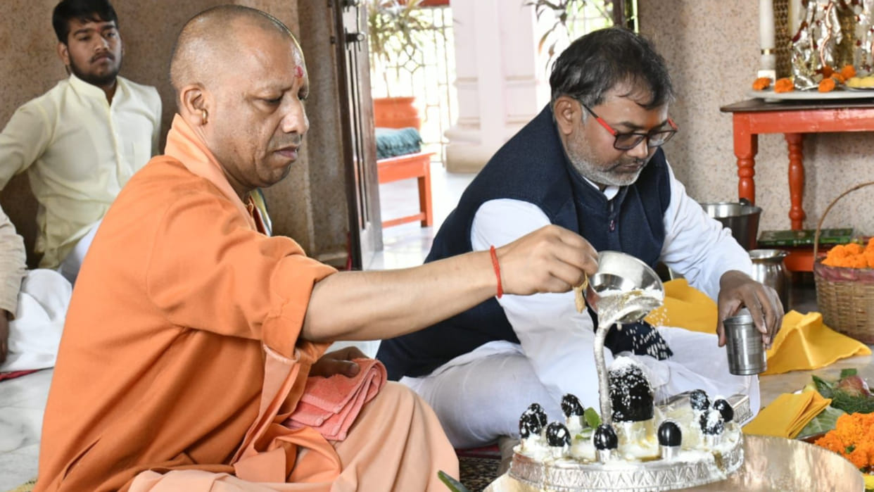 CM Yogi performed Rudrabhishek in Gorakhnath temple