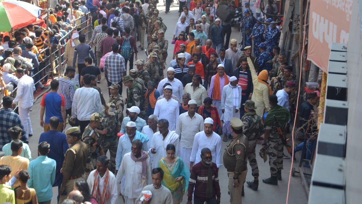 tight security arrangements in kashi vishwanath campus 1175 Namazis reached Gyanvapi.