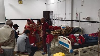 Amroha: कुट्टू के आटे की पूड़ी खाने से 50 से अधिक बीमार, उल्टी-दस्त के बीच अस्पताल पहुंचाए, मच गई अफरा तफरी Amroha: More than 50 fell ill after eating buckwheat flour puri, rushed to hospital amidst vomiting and diarrh
