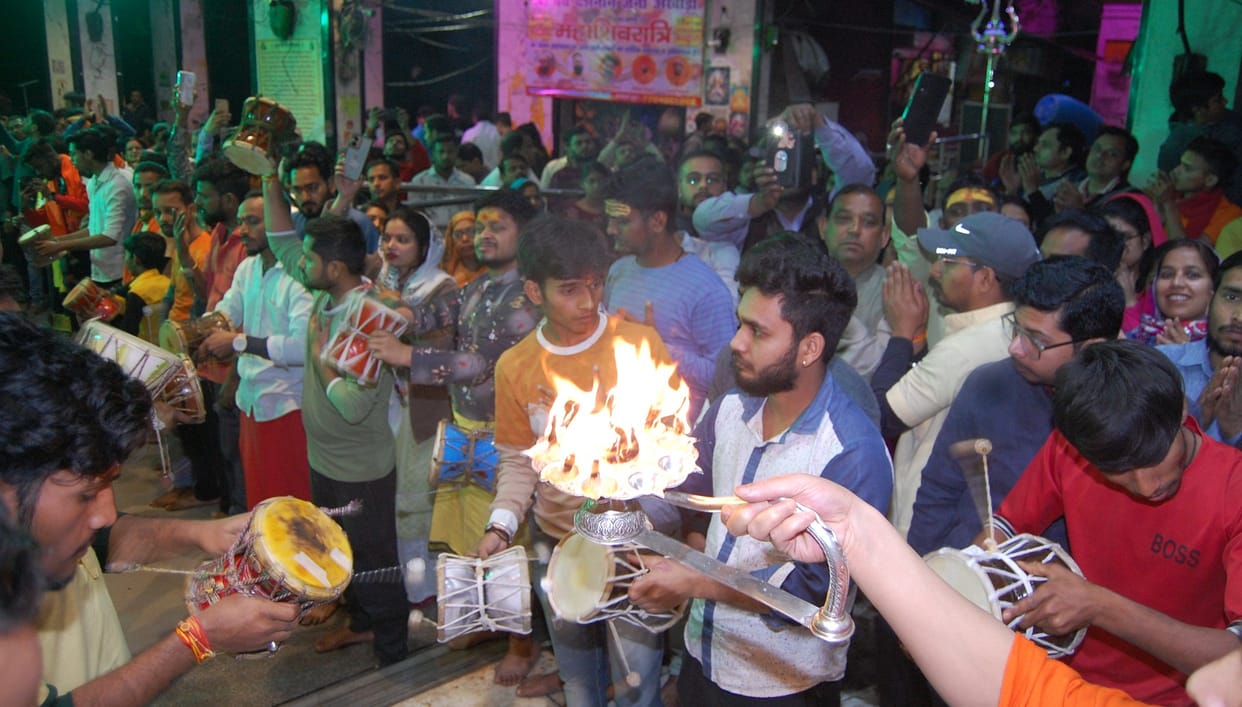 Mahashivratri, Devotees gathered for Baba's darshan. Crowd of Shivaji, Shivaji is resonating with Har-Har Maha