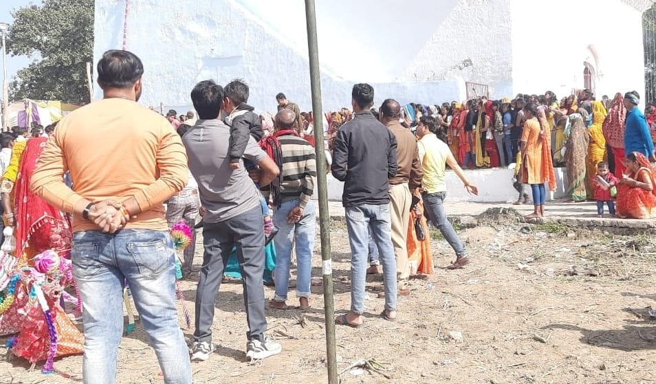 Kanwariyas and committee workers were attacked with sticks,eight injured, due to absence of police there was c