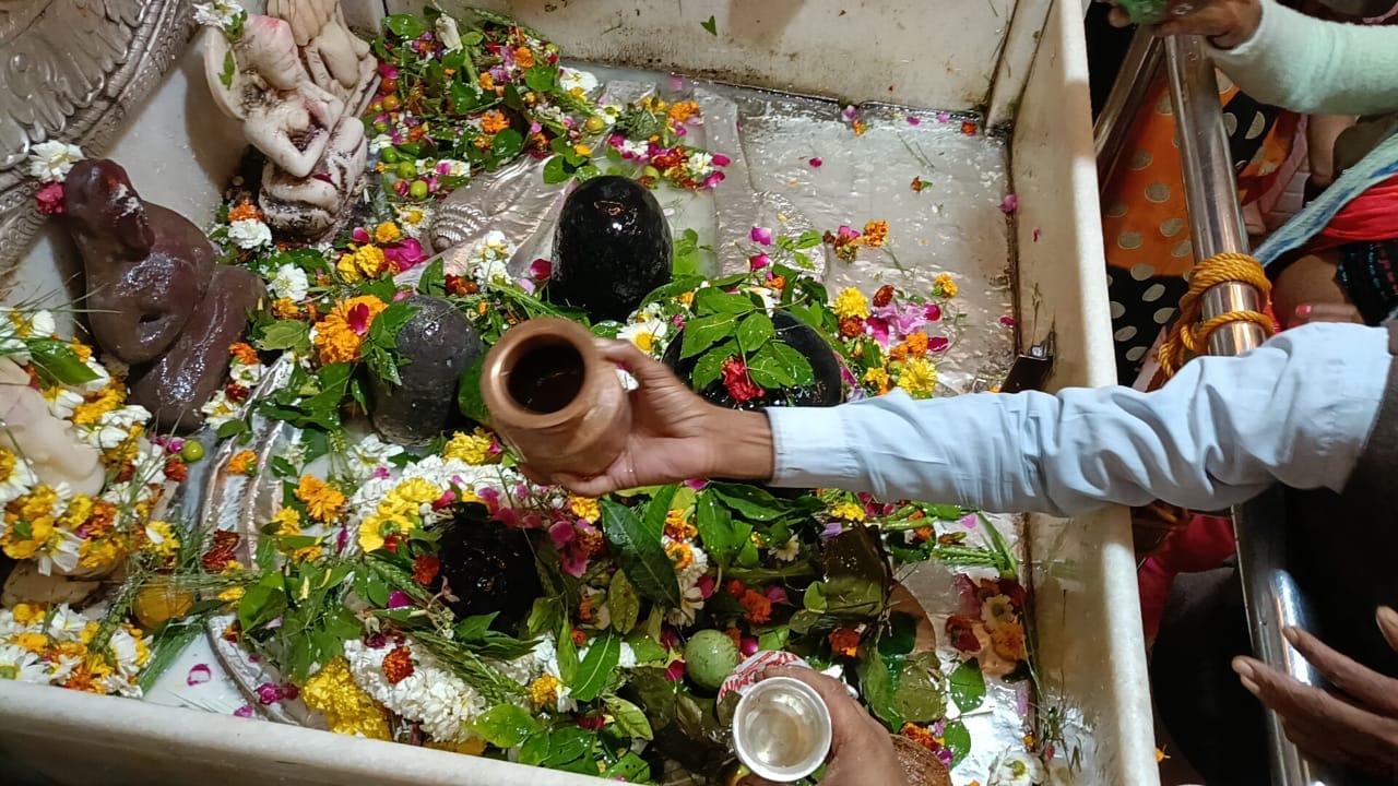 Crowd gathered in Shiva temples on Mahashivratri, resounding cheers for Bam Bhole, see Bhole Bhandari in these