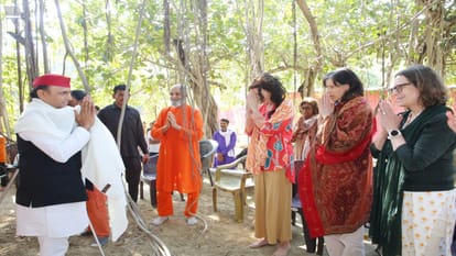 Akhilesh reached Kriyayoga Ashram on the death anniversary of Swami Yogananda, worshiped by lighting a lamp.