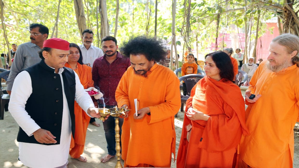 Akhilesh reached Kriyayoga Ashram on the death anniversary of Swami Yogananda, worshiped by lighting a lamp.