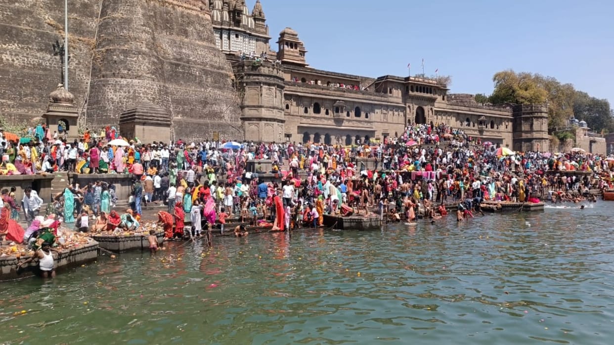 MahaShivratri: Maheshwar became Shiva-like, two lakh Shiva devotees took a dip of faith in Narmada.