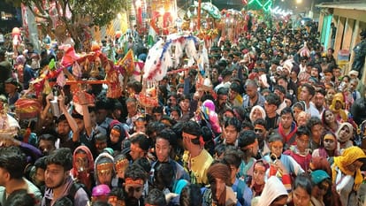 महाशिवरात्रि : मध्यरात्रि से जलाभिषेक शुरू, भोले के जयकारों से गूंजे शिवालय, लगी रहीं कांवड़ियों की कतार Jalabhishek starts from midnight on Mahashivratri