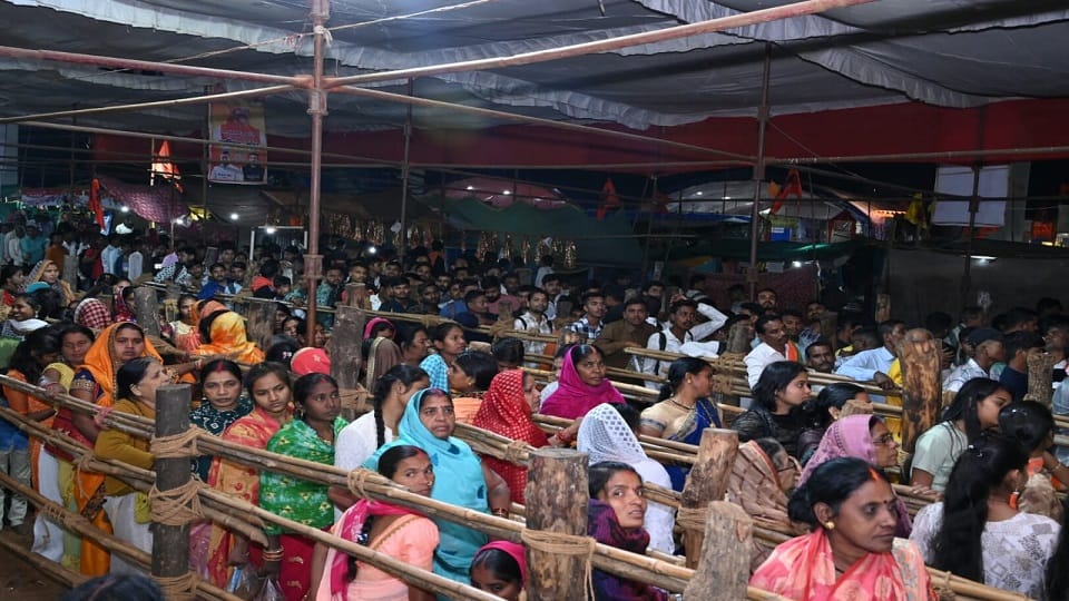 Devotees performed Jalabhishek of Kuleshwarnath Mahadev on Mahashivratri in Gariaband