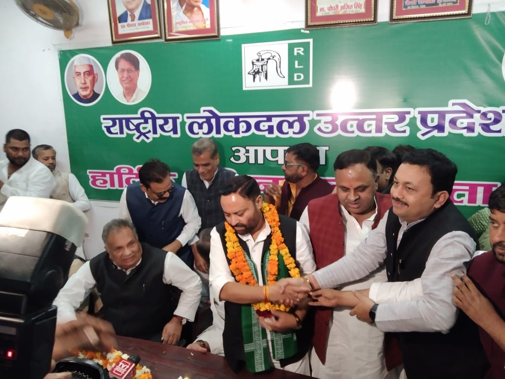 UP Minister Anil Kumar welcome in RLD office in Lucknow.