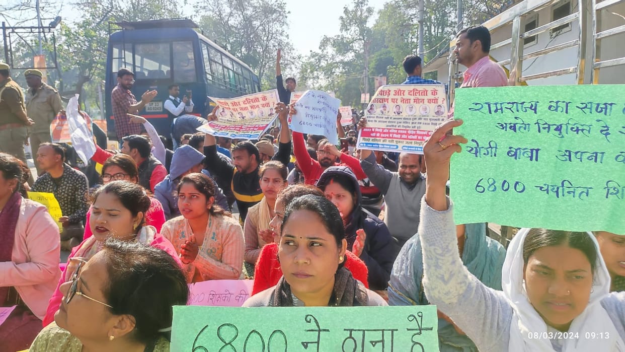 Applicants protest near Deputy CM Keshav Prasad maurya's home in Lucknow.