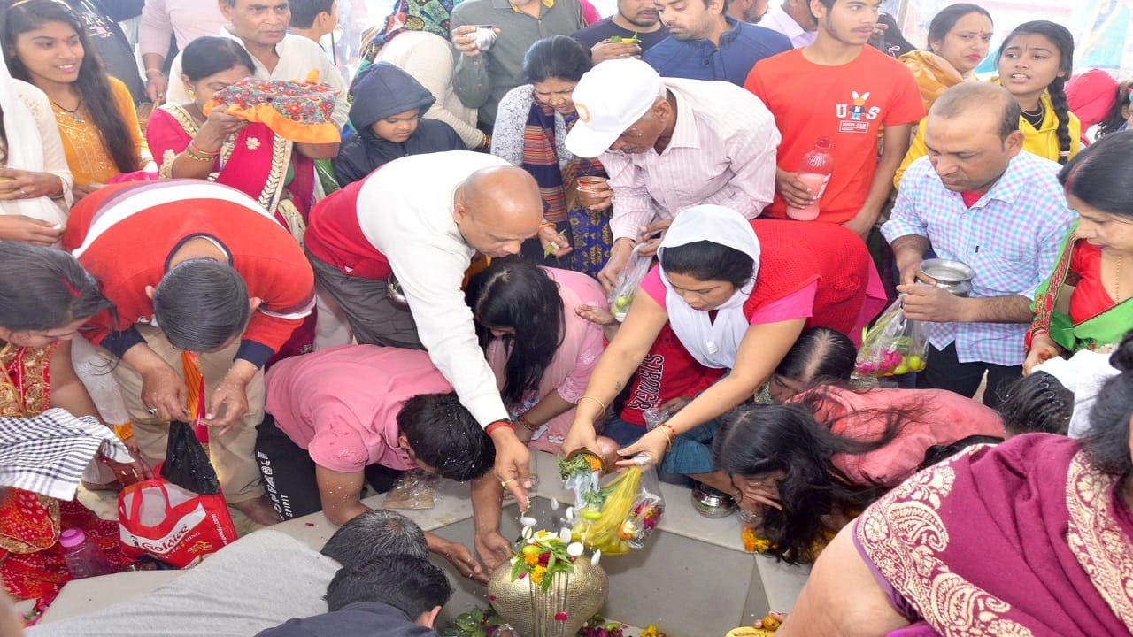 Maha Shivratri 2024 devotees worshiped Lord Shiva by performing Jalabhishek in Bareilly