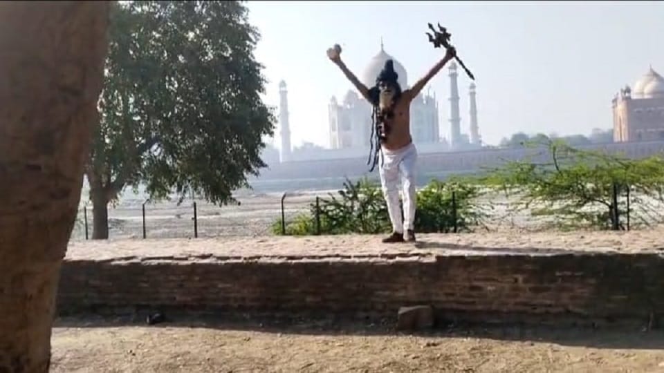 Shiva dance in front of Taj sound of dum-dum damru and then Aarti On Mahashivratri