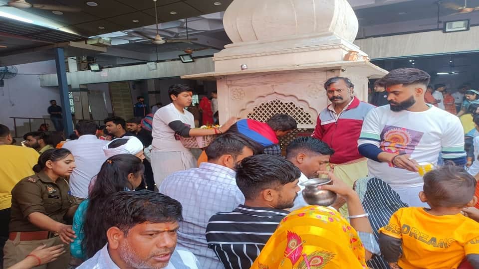 Mahashivratri 2024 Flood of faith on shiv mandir agra up news