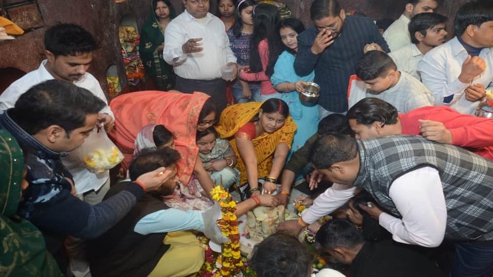 Mahashivratri 2024 flood of faith shiv mandir long queues formed