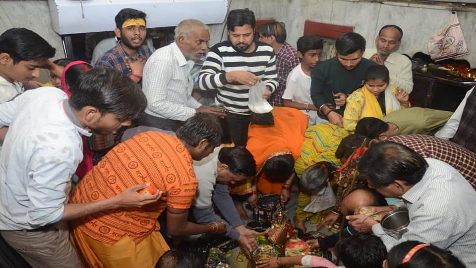 Mahashivratri 2024 flood of faith shiv mandir long queues formed