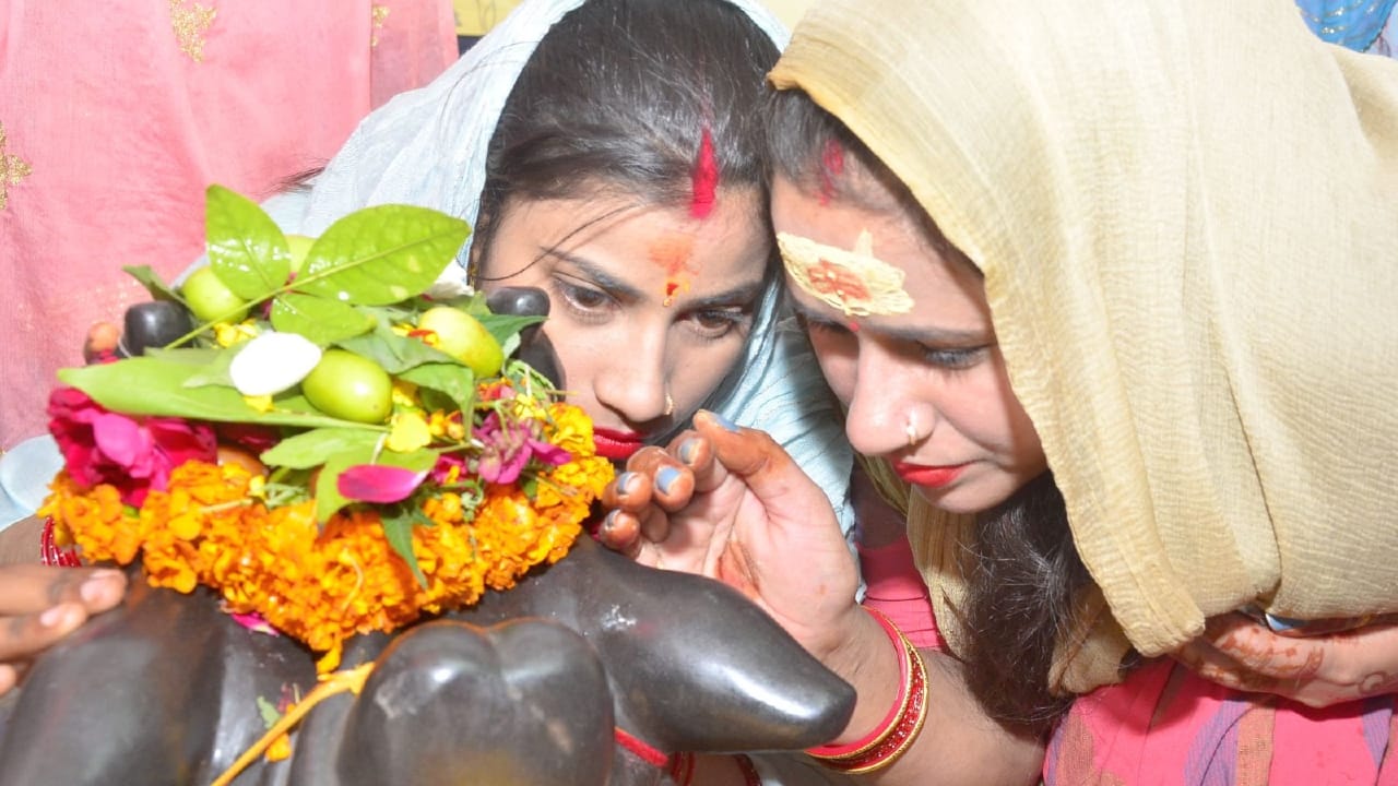 Maha Shivratri 2024 devotees worshiped Lord Shiva by performing Jalabhishek in Bareilly