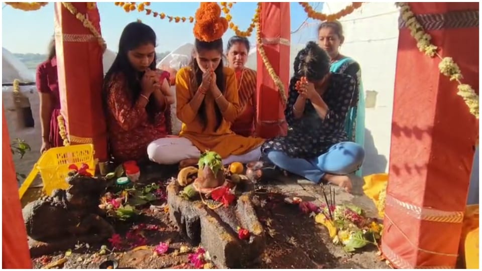 Mahashivratri: After bathing in Narmada devotees gathered in Khargone temples to darshan of Baba Bhole