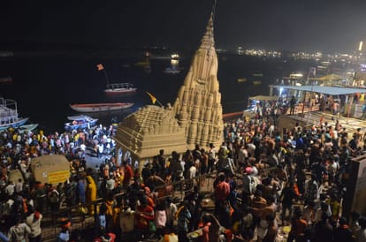 Panchkroshi Yatra in varanasi Four lakh devotees set out on 80 km holy path