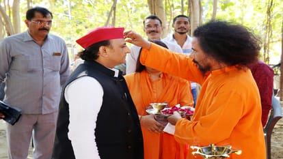 Akhilesh reached Kriyayoga Ashram on the death anniversary of Swami Yogananda, worshiped by lighting a lamp.