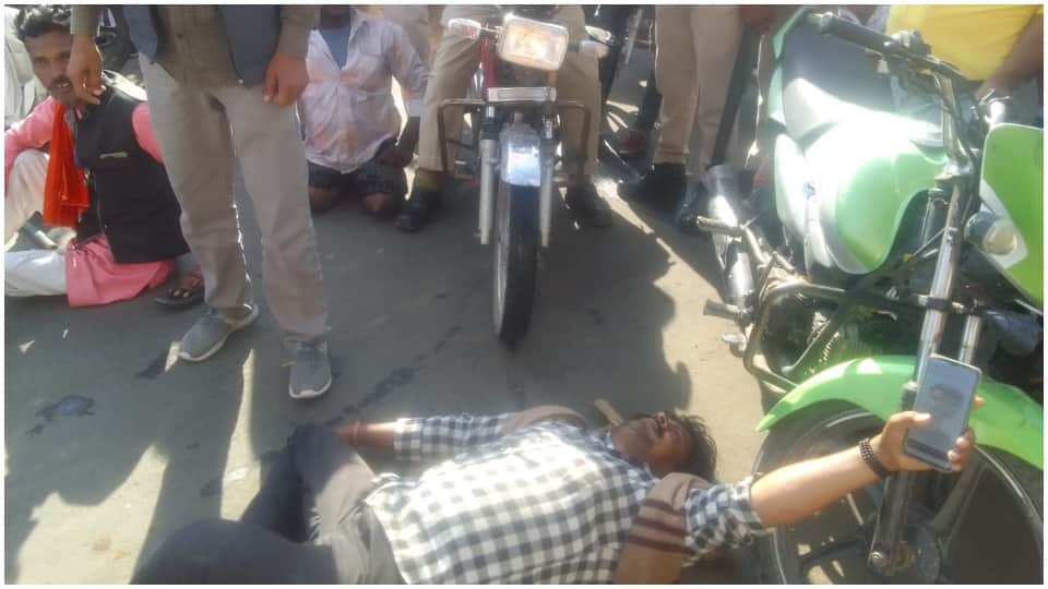 दिव्यांगों ने किया प्रदर्शन।