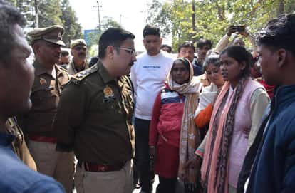 मुरादाबाद में रामरतन के परिजनों की बात सुनते सीओ