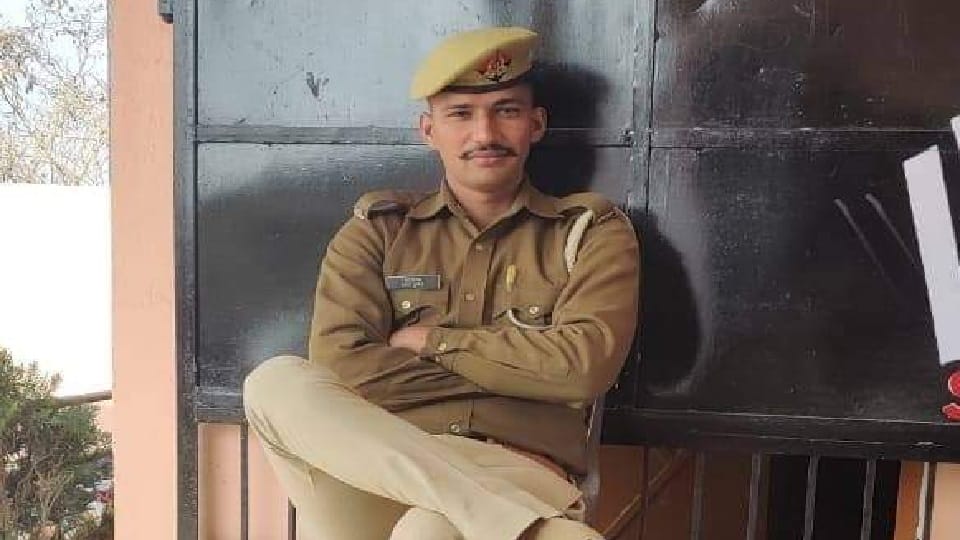 Constable commits suicide by shooting himself with INSAS rifle in Sirauli police station