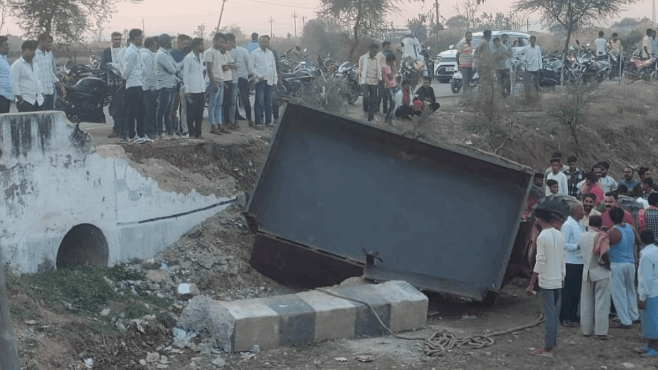 One person died and four injured in two separate road accidents in Kabirdham