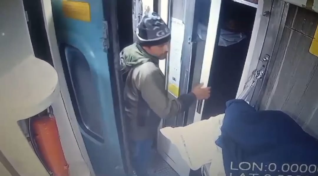 MP News: Purse full of jewelery stolen from AC coach of Amarkantak Express, thief caught