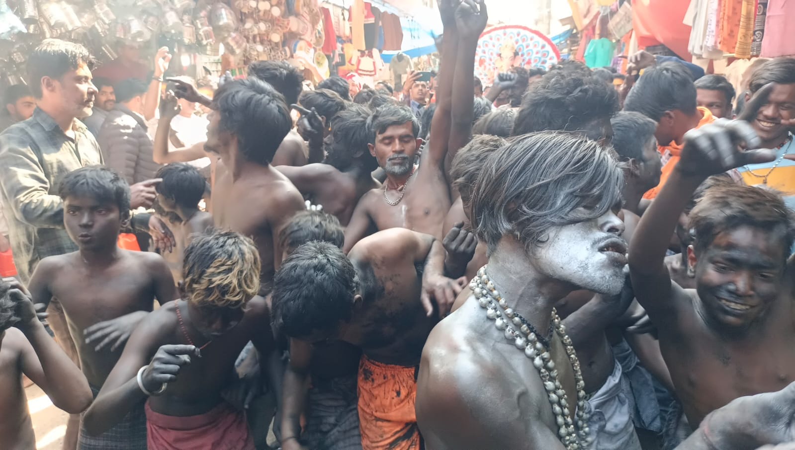 Maha Shivratri 2024 Lord Shiva Barat in Haridwar Huge Crowd of devotees dance on DJ photos.