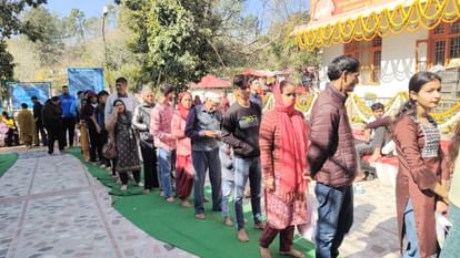 Mahashivratri: बिजली महादेव सहित अन्य मंदिरों में उमड़ा आस्था का सैलाब, शिवालयों में गूंजे भोले के जयकारे Mahashivratri: Flood of faith in Bijli Mahadev and other temples, chants of Bhole echoed in the shivalaya