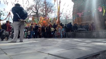 Mahashivratri: बिजली महादेव सहित अन्य मंदिरों में उमड़ा आस्था का सैलाब, शिवालयों में गूंजे भोले के जयकारे Mahashivratri: Flood of faith in Bijli Mahadev and other temples, chants of Bhole echoed in the shivalaya