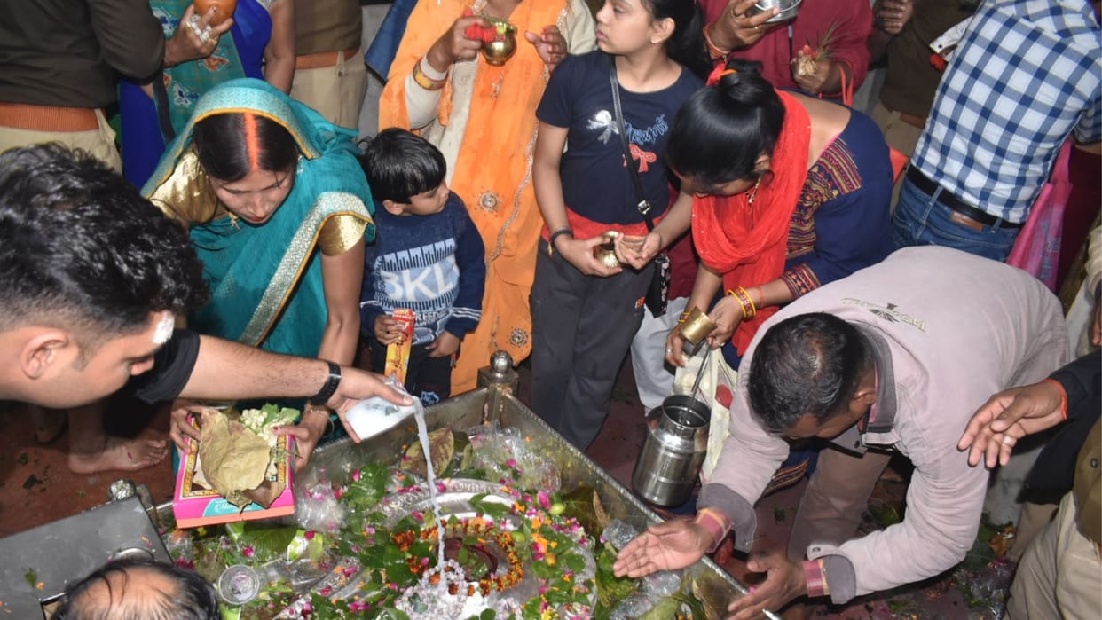 Baba consecrated with 2.5 lakh liters of milk flowers worth 7.5 crores were offered in Kashi