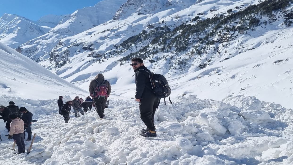 Aizawl Thakur Traveled 32 km in 12 hours by walking on snow and glacier to take seven trips.