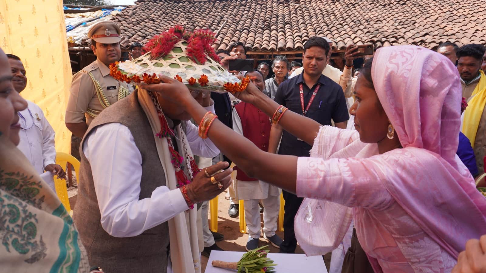 MP News: Governor established Chaupal in Baiga village Sarhakona, interacted with villagers