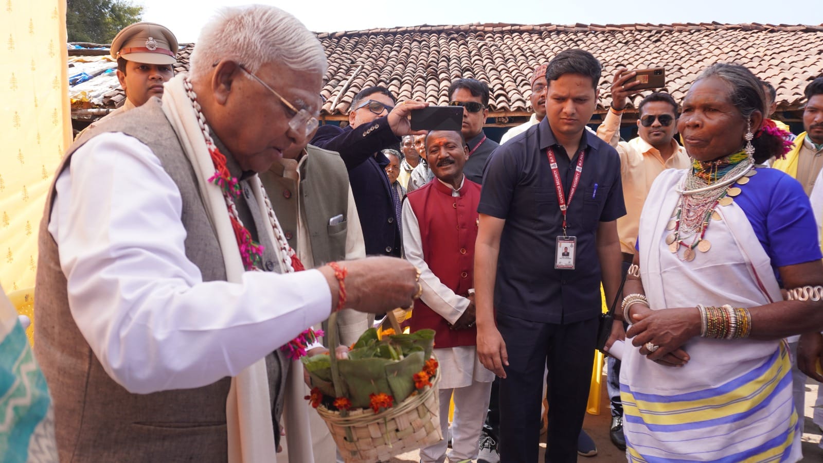MP News: Governor established Chaupal in Baiga village Sarhakona, interacted with villagers